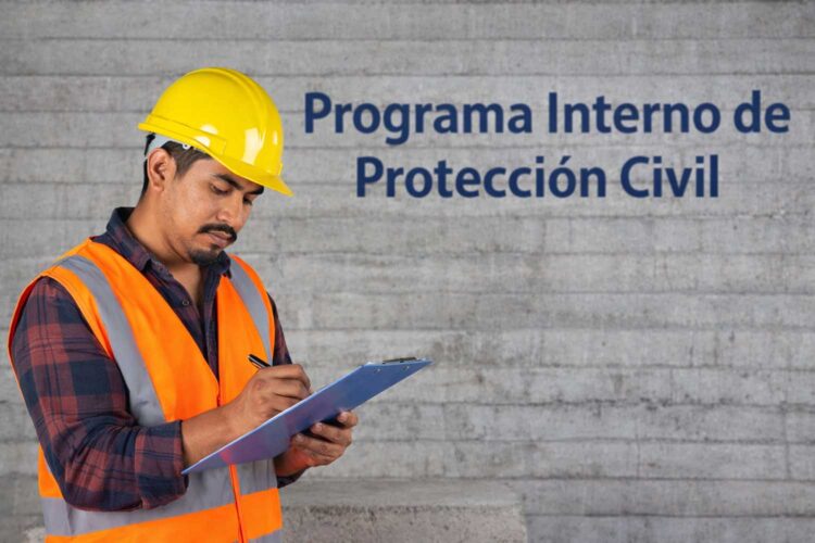 Un hombre elabora un Programa Interno de Protección Civil en México