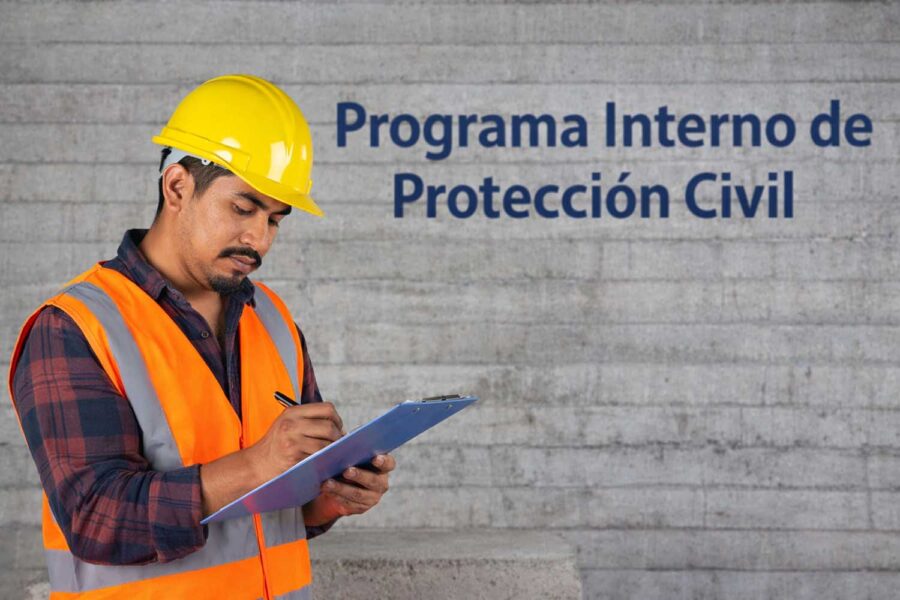 Un hombre elabora un Programa Interno de Protección Civil en México