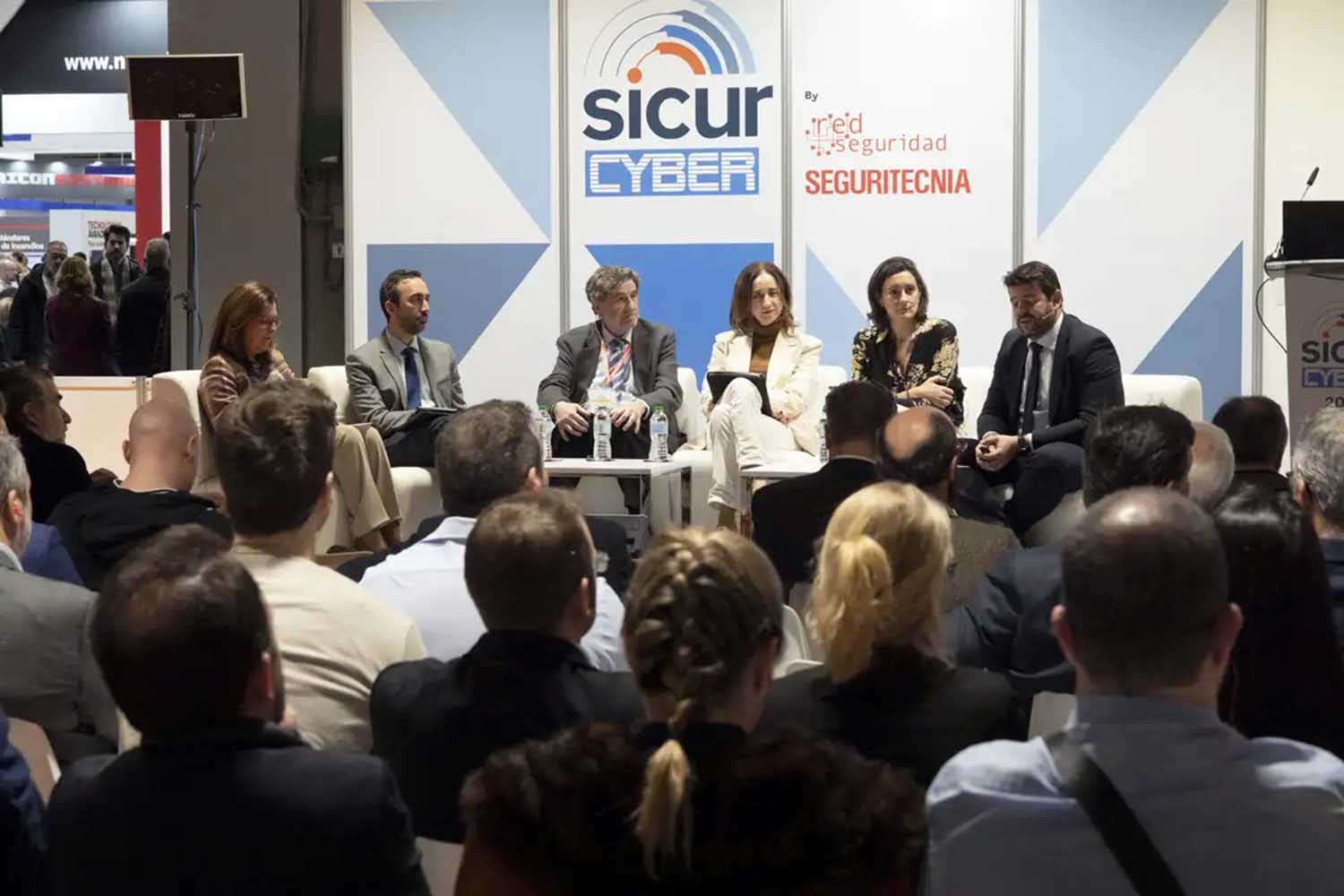 una mesa redonda del espacio SICUR Cyber en el salón SICUR 2024