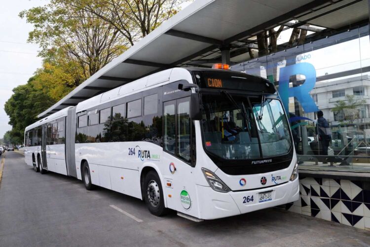 un bus articulado en un paradero del sistema RUTA de Puebla