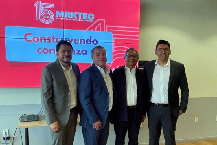 De izquierda a derecha: Luis Caballero, César González, Ing. José Luis Caballero y Eduardo Caballero en el 15º aniversario de MRKTEC