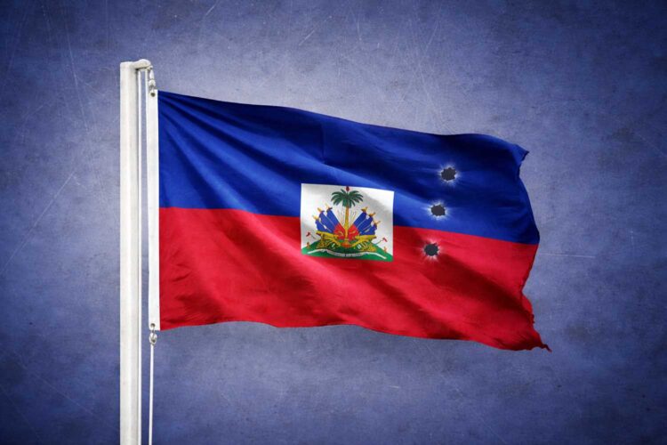 Bandera de Haití con impactos de bala.