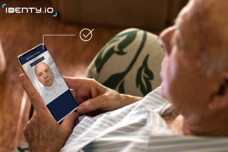 un hombre se autentica en su smartphone a través de biometría facial