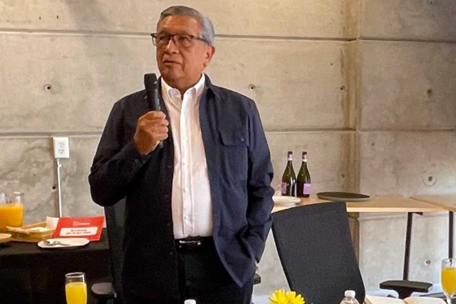 El Ing. José Luis Caballero se dirige a los asistentes que acudieron a la celebración del 15º aniversario de MRKTEC