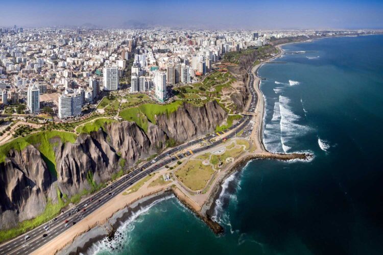 Vista panorámica de la vía de la Costa Verde en Lima, Perú