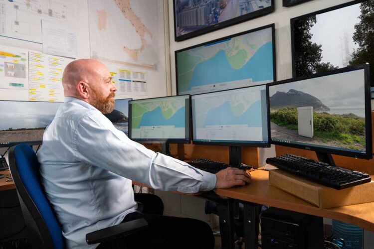 un operario de seguridad visualiza unos monitores