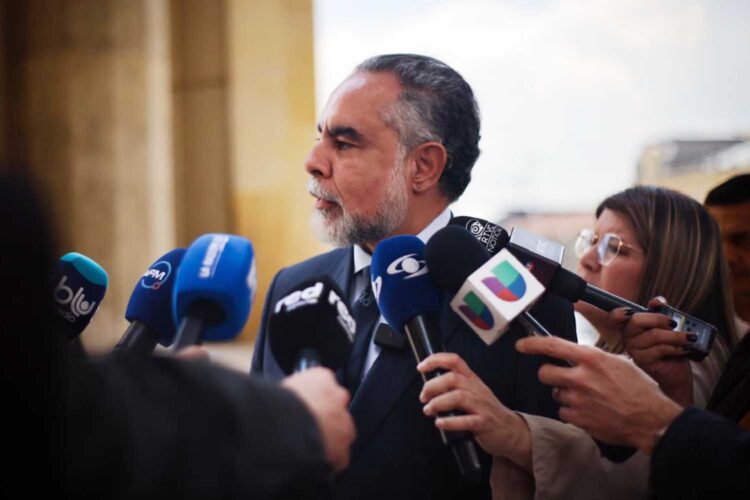Armando Benedetti, ministro del interior de Colombia, atiende a los medios de comunicación.