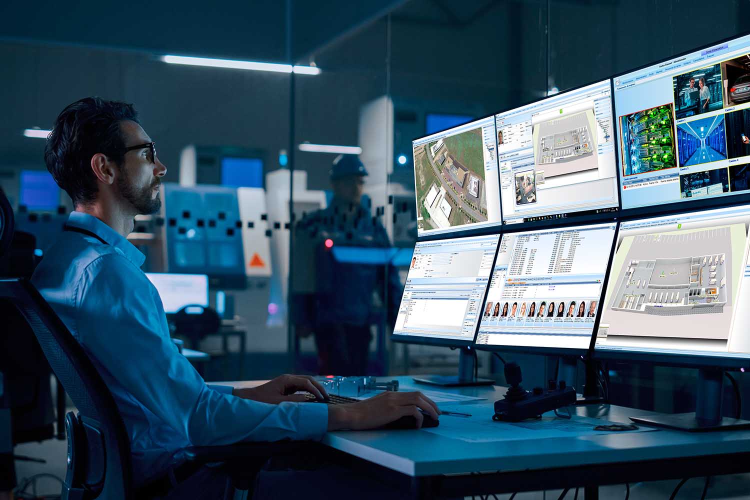 un monitorista de seguridad visualiza varios monitores