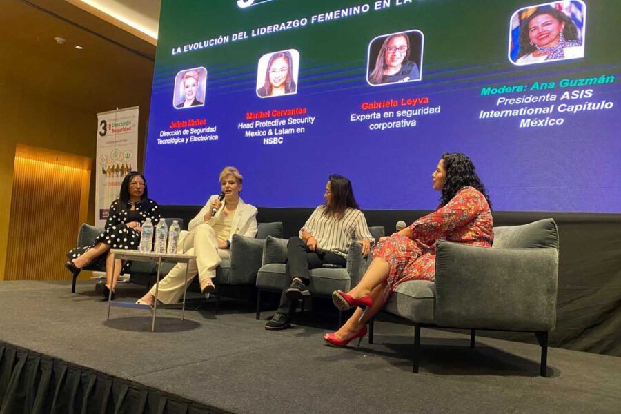 De izquierda a derecha: Maribel Cervantes, Julieta Muñoz, Gabriela Leyva y Ana Luisa Guzmán en el III Congreso Mexicano de Directores de Seguridad.