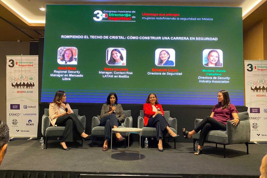 De izquierda a derecha: Coral Meza, Katya Lecanda, Elisabeth López y Kenia Caballero en el III Congreso Mexicano de Directores de Seguridad