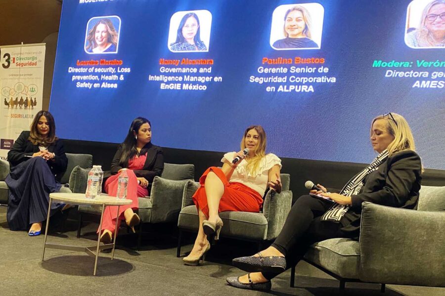 De izquierda a derecha: Lourdes Morales, Nancy Alcántara, Paulina Bustos y Verónica Torres Landa en el III Congreso Mexicano de Directores de Seguridad.