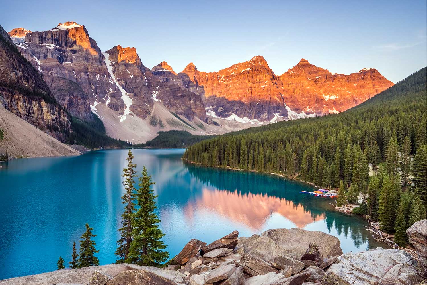 Amanecer en el Lago Moraine (Parque Nacional de Banff, Alberta).
