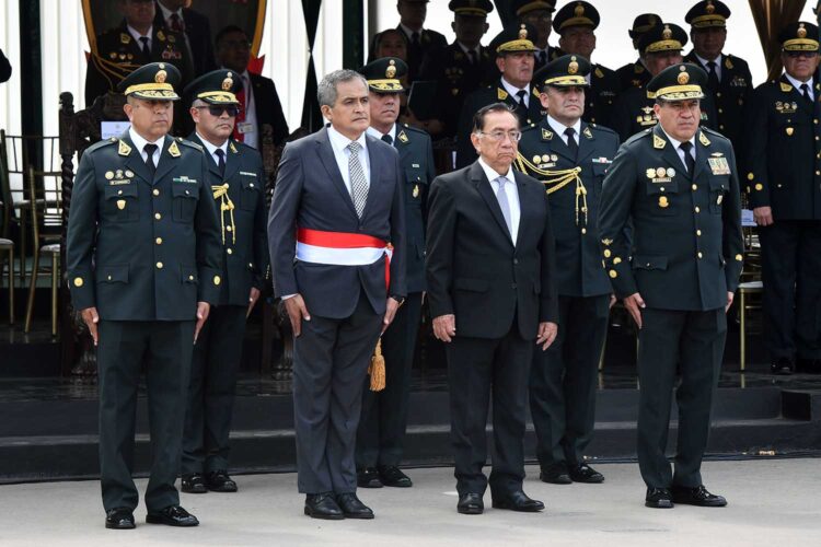 El ministro del Interior, José Zapata, y el presidente peruano José María Balcázar junto a la cúpula policial del país