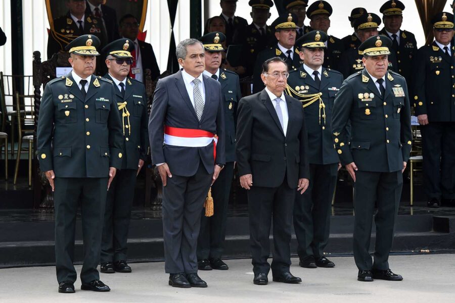 El ministro del Interior, José Zapata, y el presidente peruano José María Balcázar junto a la cúpula policial del país