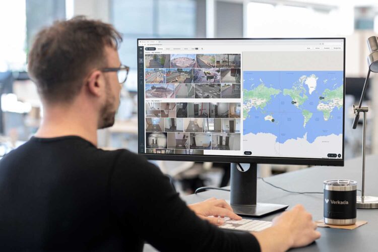 un operador visualiza imágenes de videovigilancia en una pantalla
