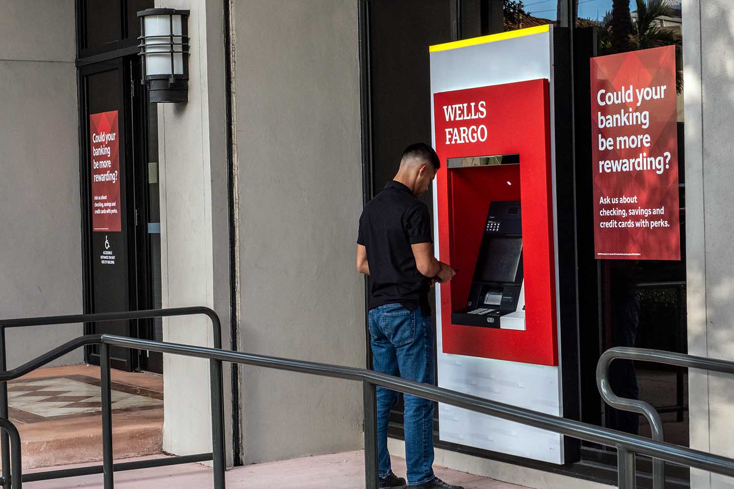 Un hombre usa un cajero automático en Coral Gables, Miami