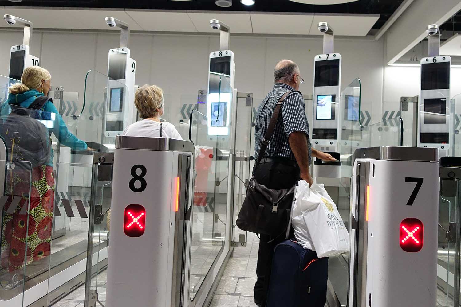 viajeros utilizan un control fronterizo automatizado en el aeropuerto de Heathrow, Londres