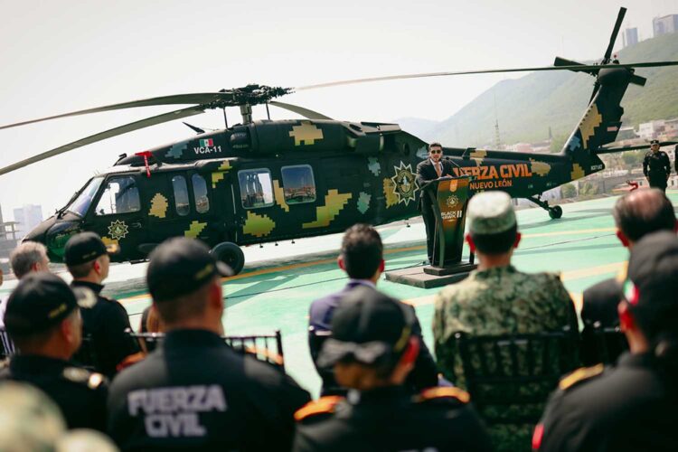 El gobernador Samuel Alejandro García Sepúlveda presenta el helicóptero Black Hawk adquirido para Nuevo León.