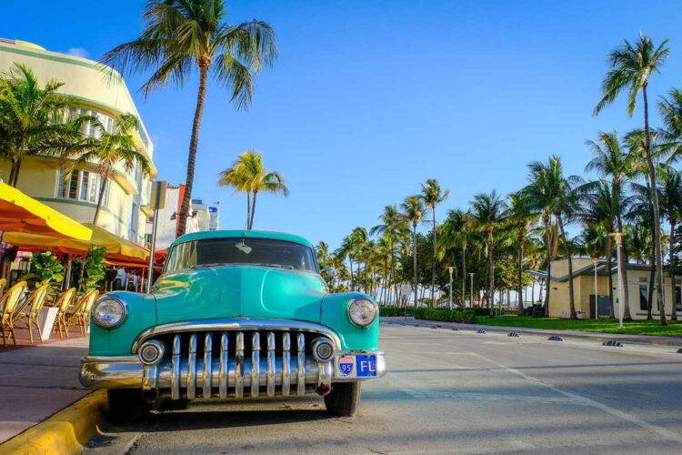 Un clásico auto americano en Ocean Drive, la calle principal de Miami Beach.