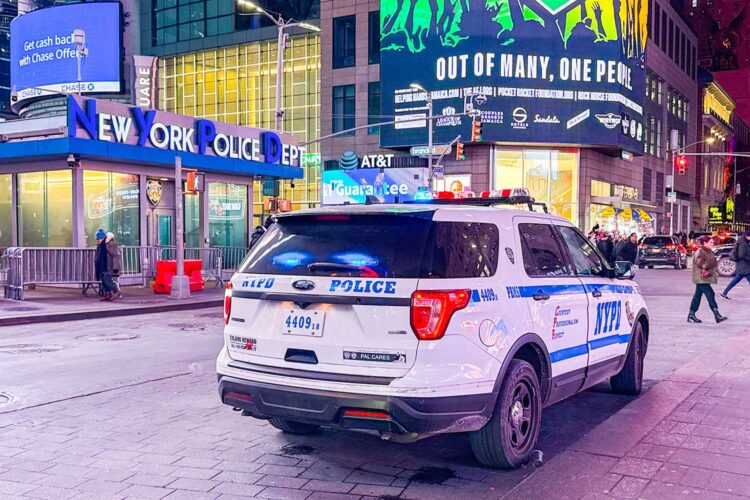 Un auto del Departamento de Policía de Nueva York frente a la comisaría de Times Square