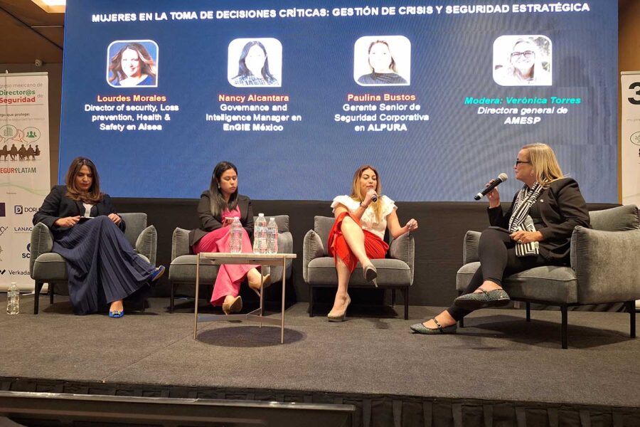 De izquierda a derecha: Lourdes Morales, Nancy Alcántara, Paulina Bustos y Verónica Torres Landa en el III Congreso Mexicano de Directores de Seguridad.