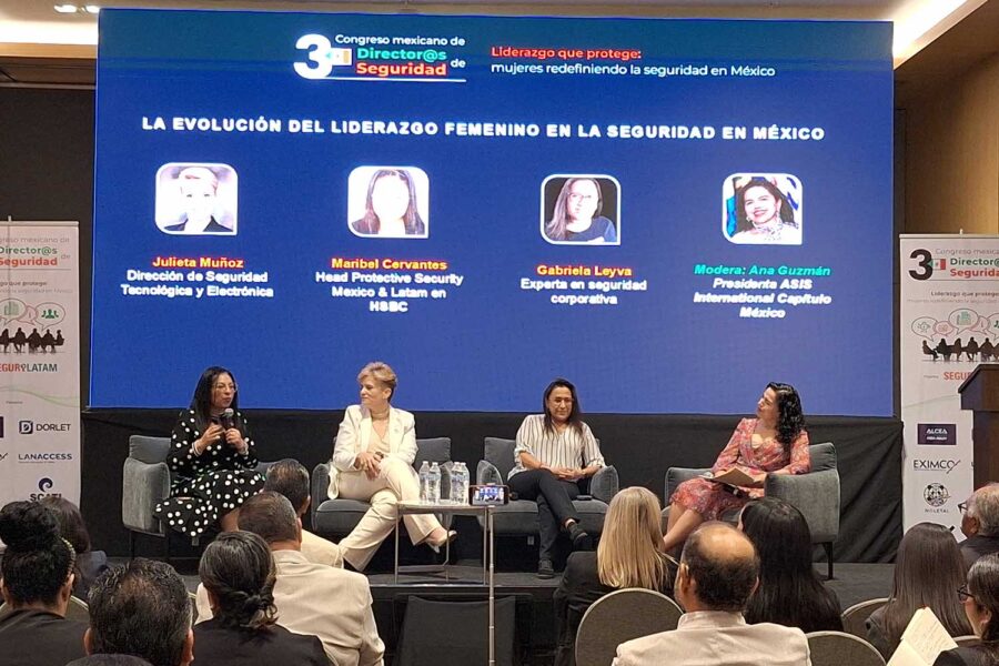 De izquierda a derecha: Maribel Cervantes, Julieta Muñoz, Gabriela Leyva y Ana Luisa Guzmán en el III Congreso Mexicano de Directores de Seguridad.