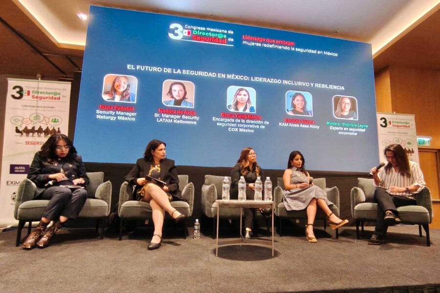 De izquierda a derecha: Iliana Peñafiel, Isadora de Ávila, Goria Yareli García, Carolina Herrera y Gabriela Leyva en el III Congreso Mexicano de Directores de Seguridad.