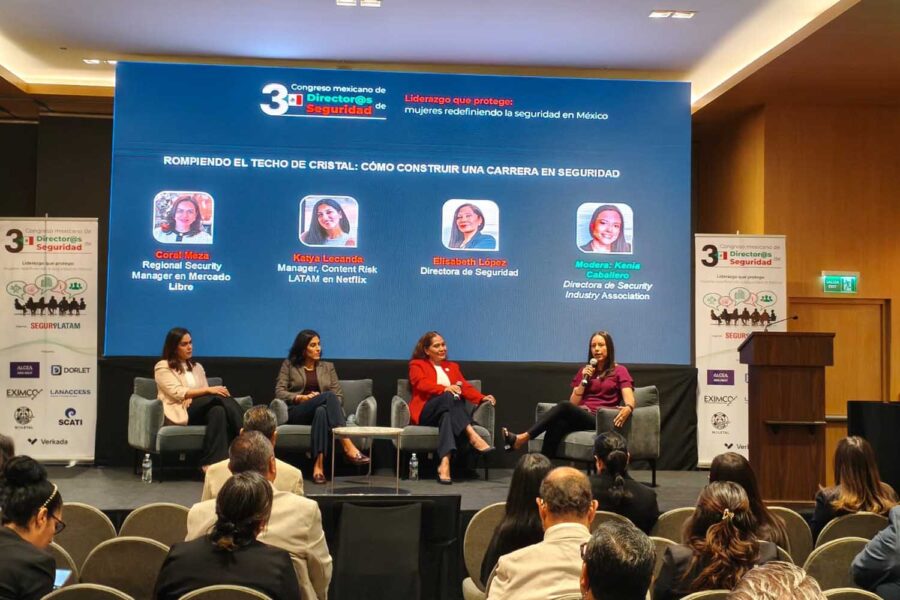 De izquierda a derecha: Coral Meza, Katya Lecanda, Elisabeth López y Kenia Caballero en el