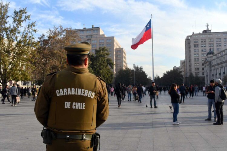 un carabinero en una plaza de una ciudad chilena