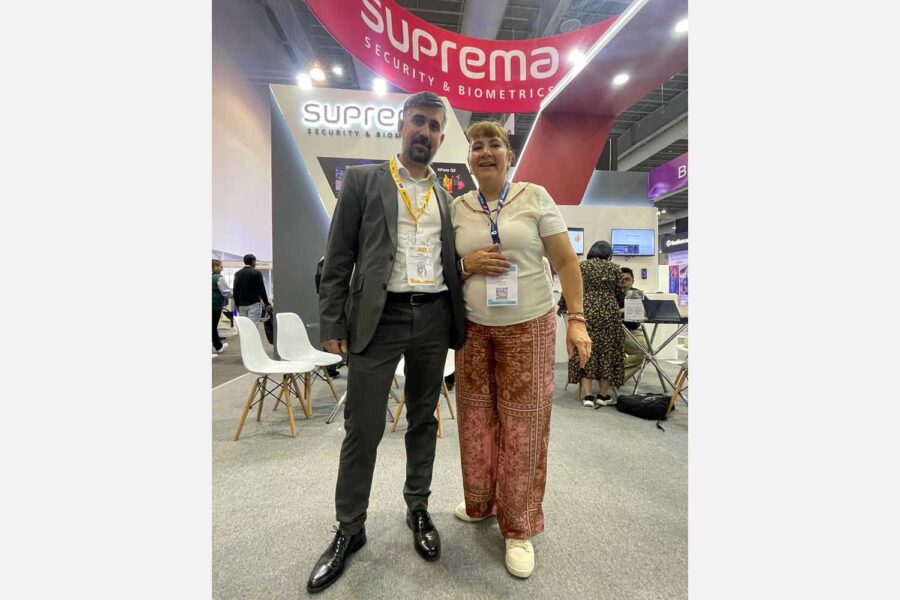 Ander Rodríguez, Sales Area Manager Latam en Dorlet, y Gabriela Soto, comercial de ‘Segurilatam’ en México.