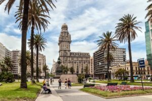 La Plaza Independencia de Montevideo (Uruguay) con el Palacio Salvo al fondo