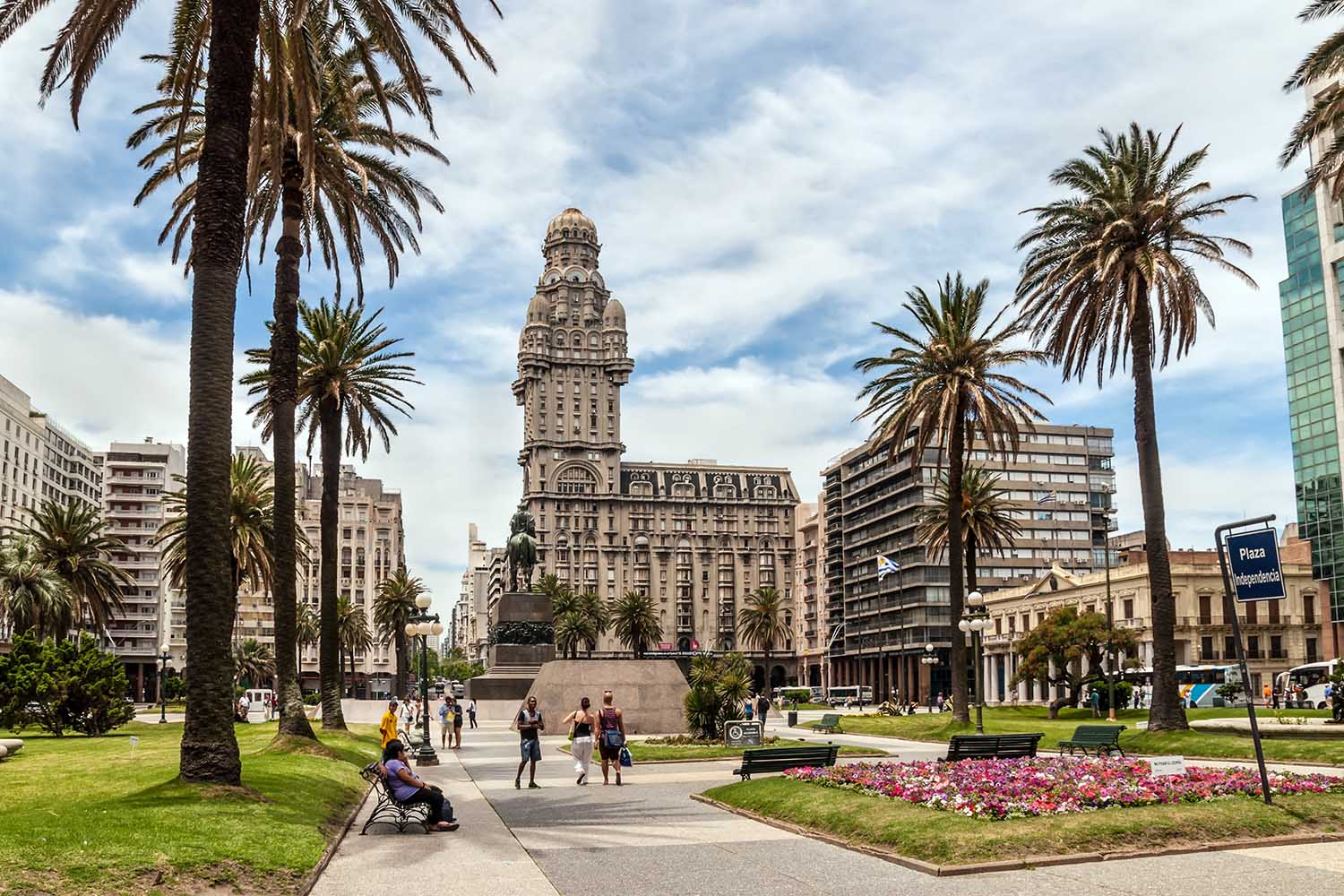 La Plaza Independencia de Montevideo (Uruguay) con el Palacio Salvo al fondo