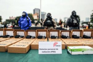 miembros de la Policía Nacional del Perú ante detectores de radiación