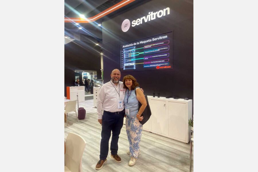 Guillermo Silva, Marketing Director en Servitron, y Gabriela Soto, comercial de ‘Segurilatam’ en México.