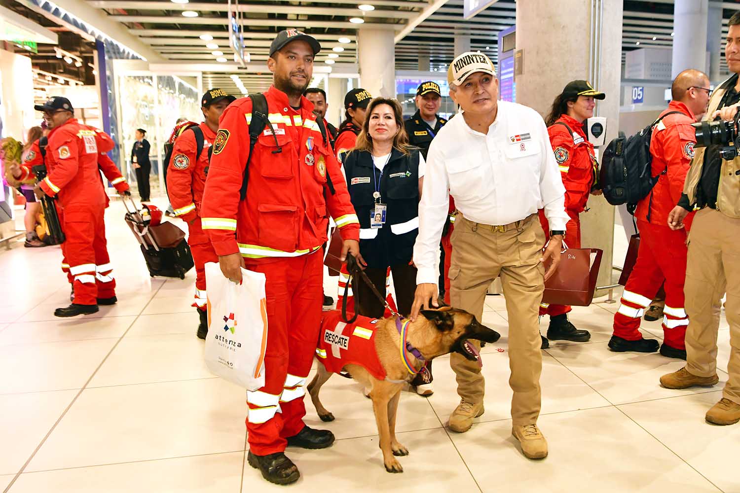 El ministro del Interior peruano, José Zapata Morante, junto a la perra Kaira del Grupo USAR Perú