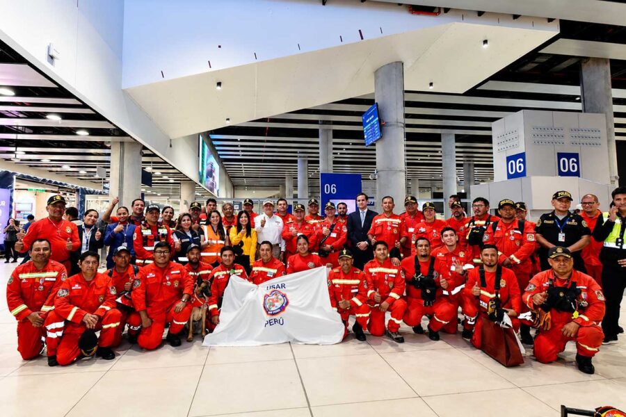 El ministro del Interior peruano, José Zapata Morante, recibió a los más de 40 bomberos y la perra Kaira que tomaron parte en labores de búsqueda y rescate tras el doble terremoto registrado en Venezuela