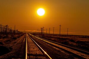 dos vías de ferrocarril al atardecer