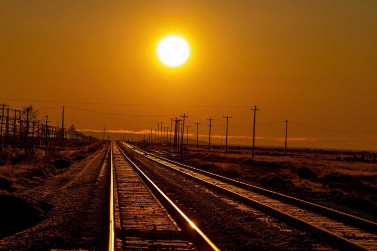 dos vías de ferrocarril al atardecer