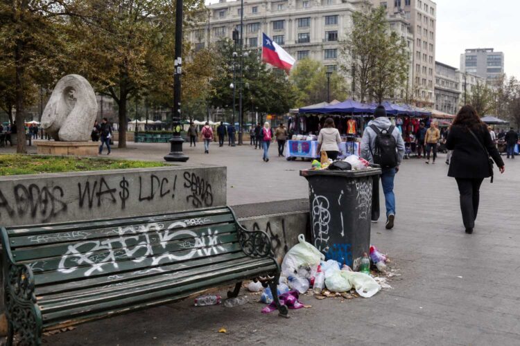 Basura y grafitis en una plaza de Chile