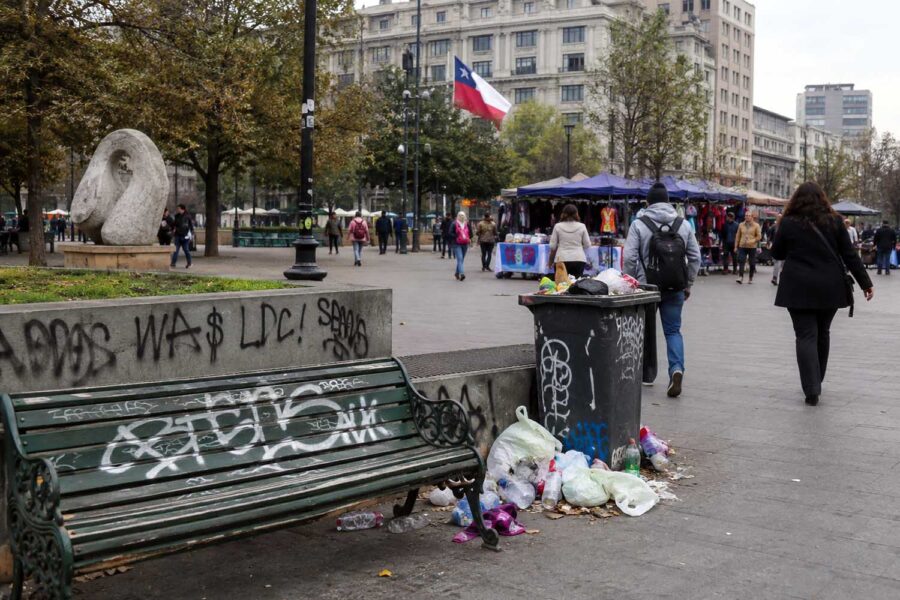 Basura y grafitis en una plaza de Chile