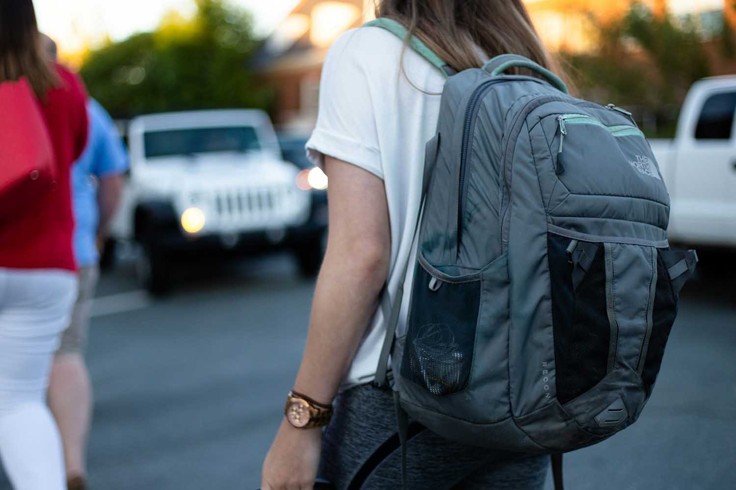 una estudiante con su mochila